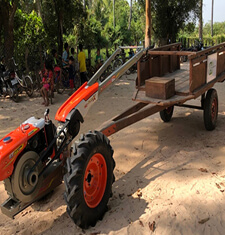 カンボジアへ水草を運ぶトラクターを２台贈呈しました
