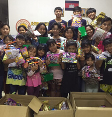 カンボジアのくっくま孤児院の子供達にお菓子を届けました